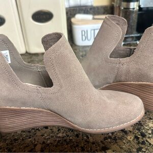 Tom’s Kallie Wedge Bootie- Taupe Grey Suede- New w/tags